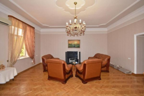 5 комнатная квартира с открытым балконом в центре Еревана